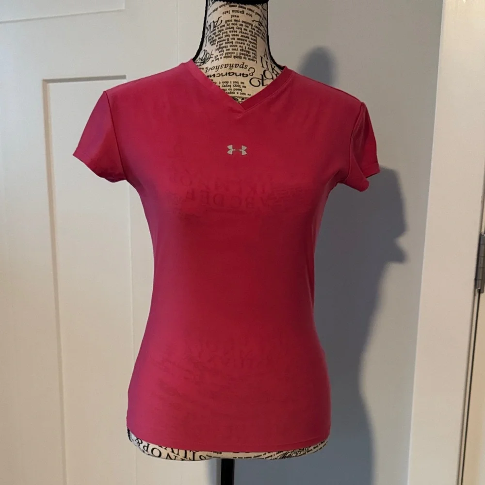 💜3/$12💜 Under Armour Women's V-Neck Tee in Vibrant Pink